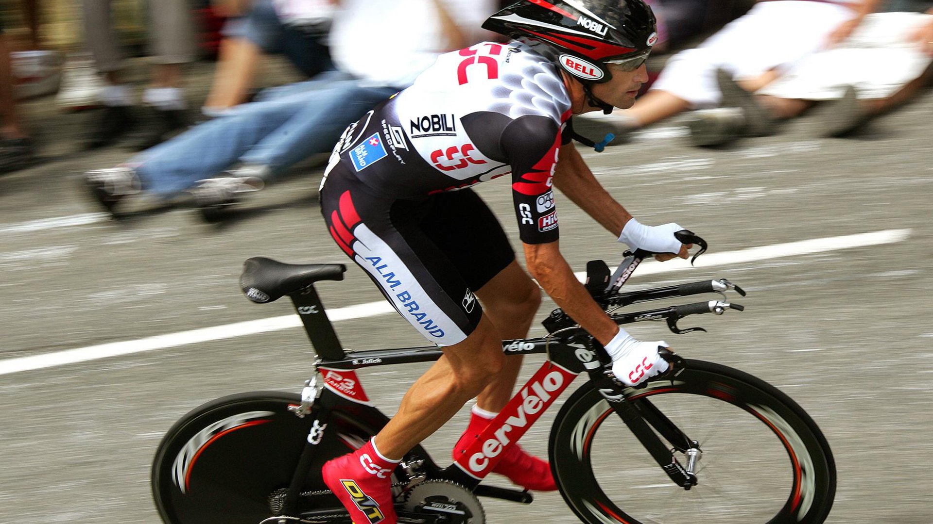 混合泳赛事摩纳哥团队配合默契，摩纳哥泳池